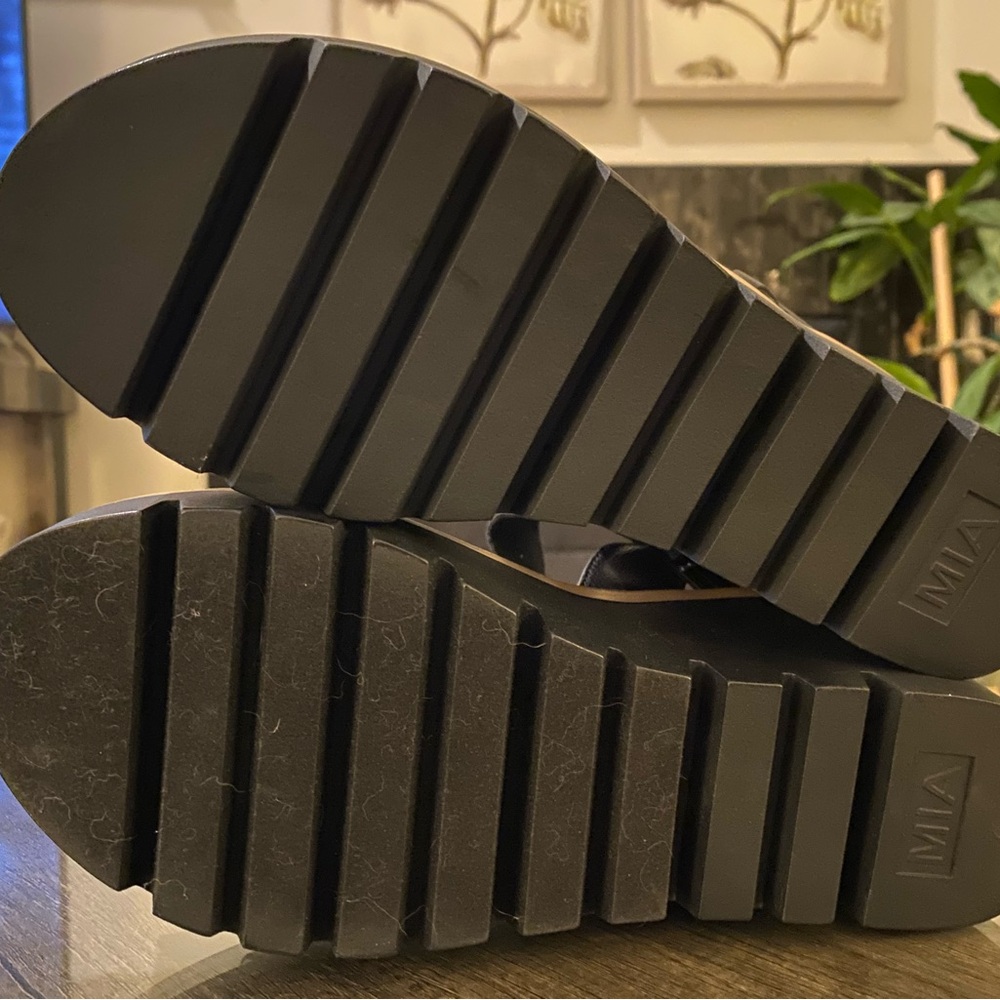 NWT MIA Black Wedge Sandals - Picture 3 of 3